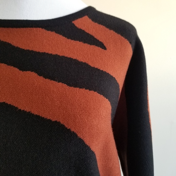 🆕️⬇️Carmen Marc Valvo Eyelash Zebra Print Dolman Sleeve Sweater - Picture 7 of 14